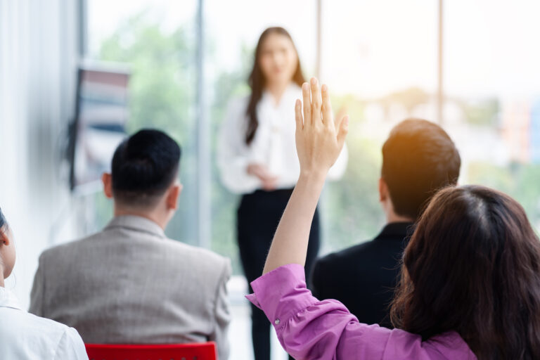 une personne pose une question pendant un coaching personnalisé, lors d'une formation